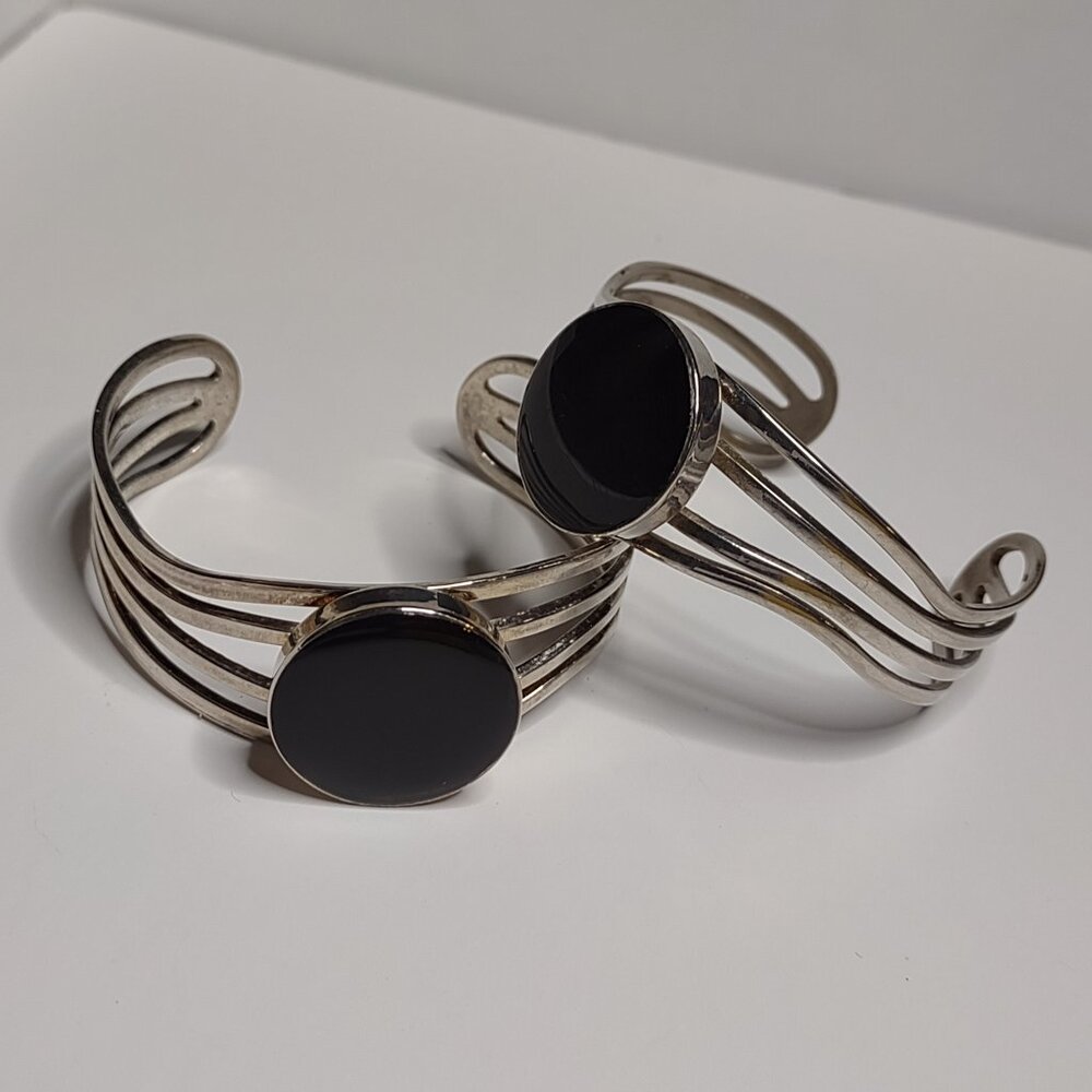 Very Cool Matching Set Of 2 Black And Silver Tone Vintage Cuff Bracelets
